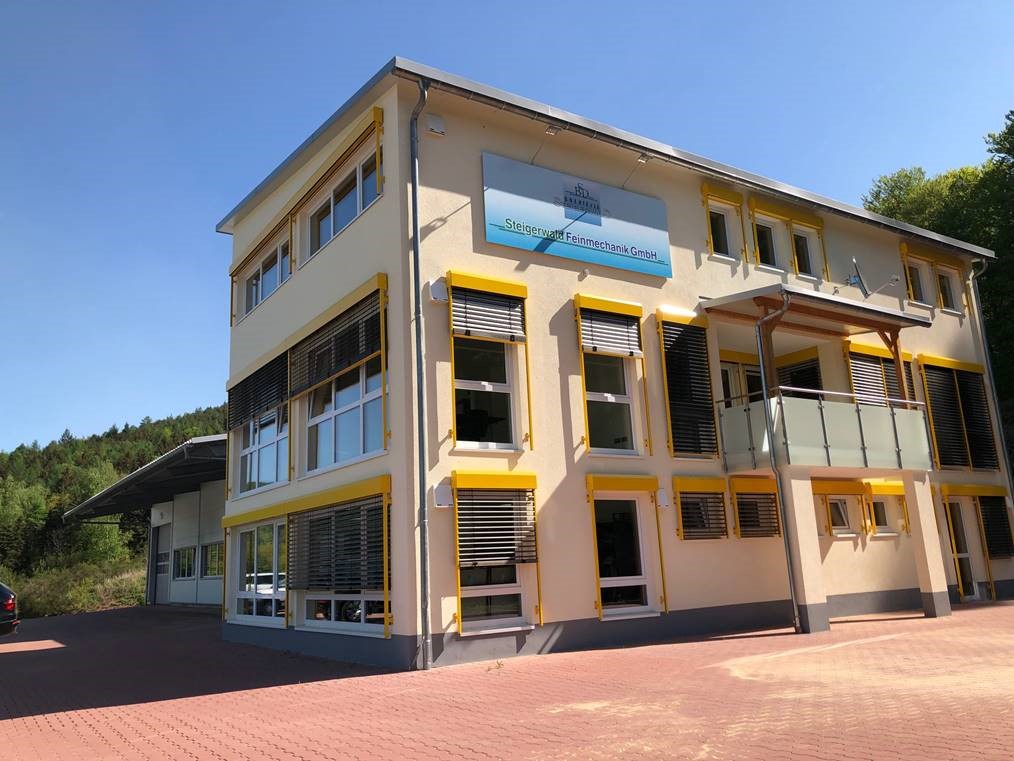 Das neue Büro- und Produktionsgebäude von der Firma Steigerwald Feinmechanik GmbH in Flörsbachtal